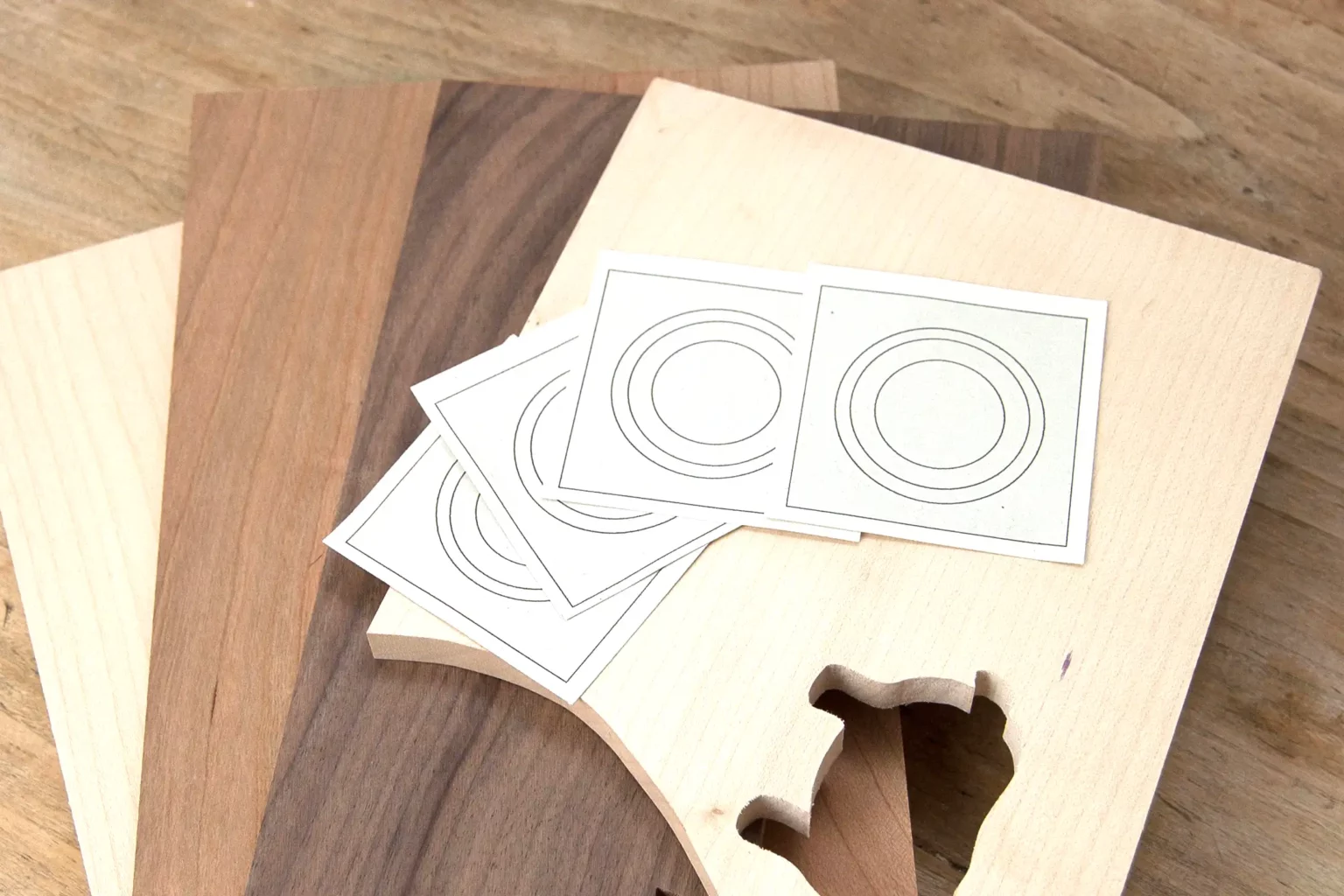 14-01-moderne-eierbecher-kueche-laubsaege-dekupiersaege-vorlage-drucken-massivholz-reststeucke-bereitlegen