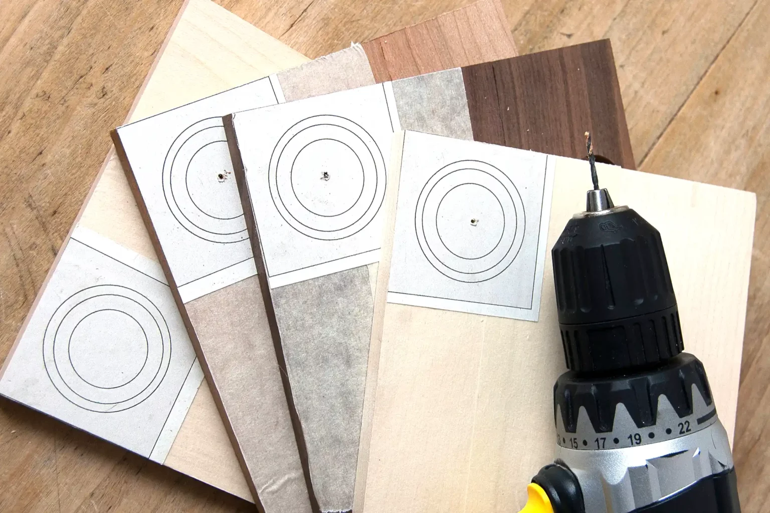 14-02-moderne-eierbecher-kueche-laubsaege-dekupiersaege-vorlage-an-materialkante-vorlage-aufkleben-saegeblatt-durchfuehrung-bohren