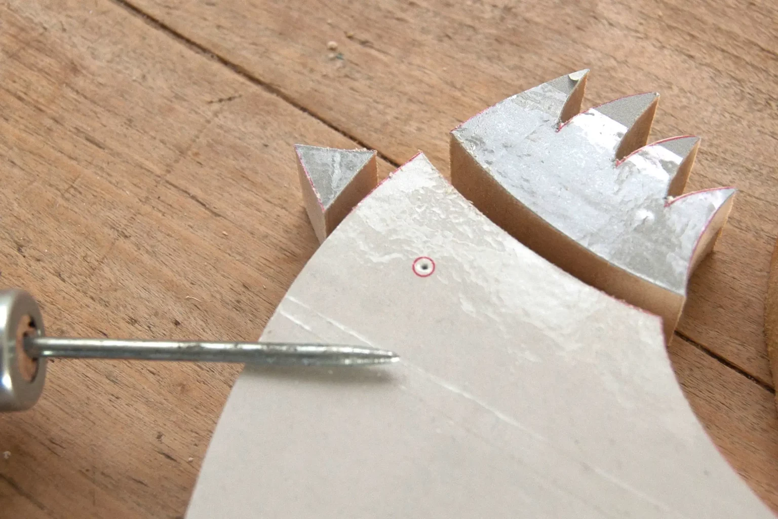 14-03a-huehnerlauf-deko-laubsaege-dekupiersaege-vorlage-position-auge-vorstechen-ahle