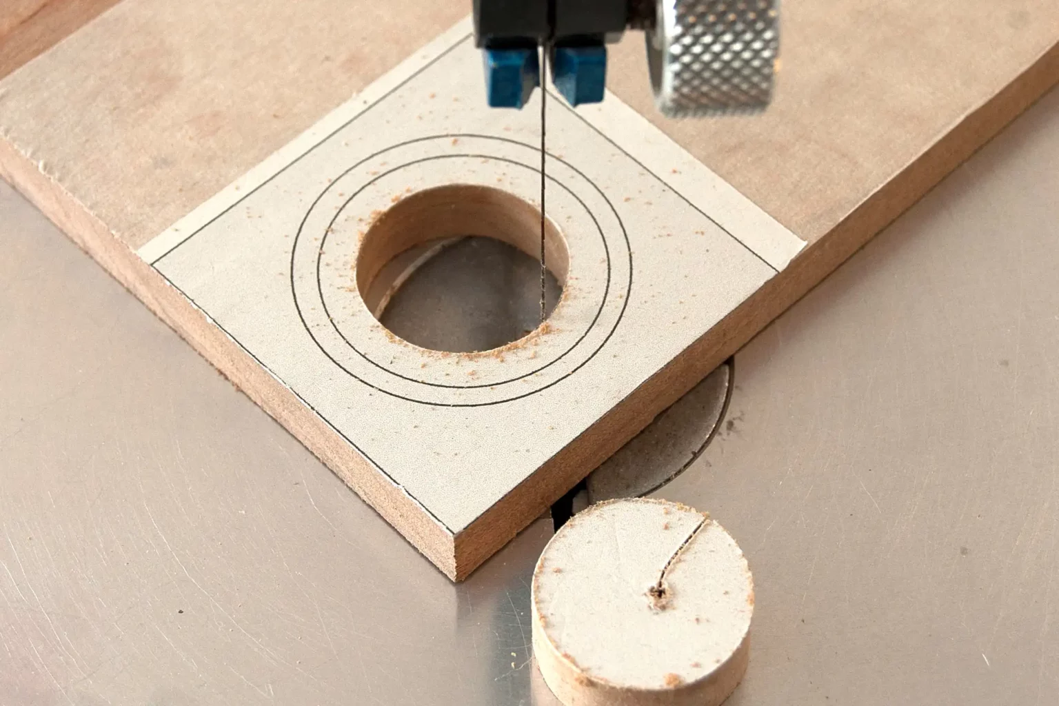 14-03b-moderne-eierbecher-kueche-laubsaege-dekupiersaege-vorlage-an-matierialkante-vorlage-innenschnitte-saegen-verschiedene-durchmesser-beachten