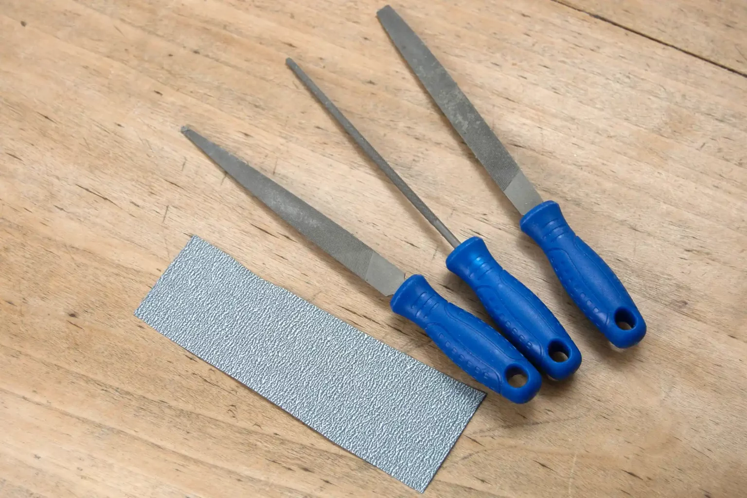 14-03b-verliebt-in-paris-valentinstag-laubsaege-dekupiersaege-vorlage-schleifen-verputzen-schleifpapier-feile