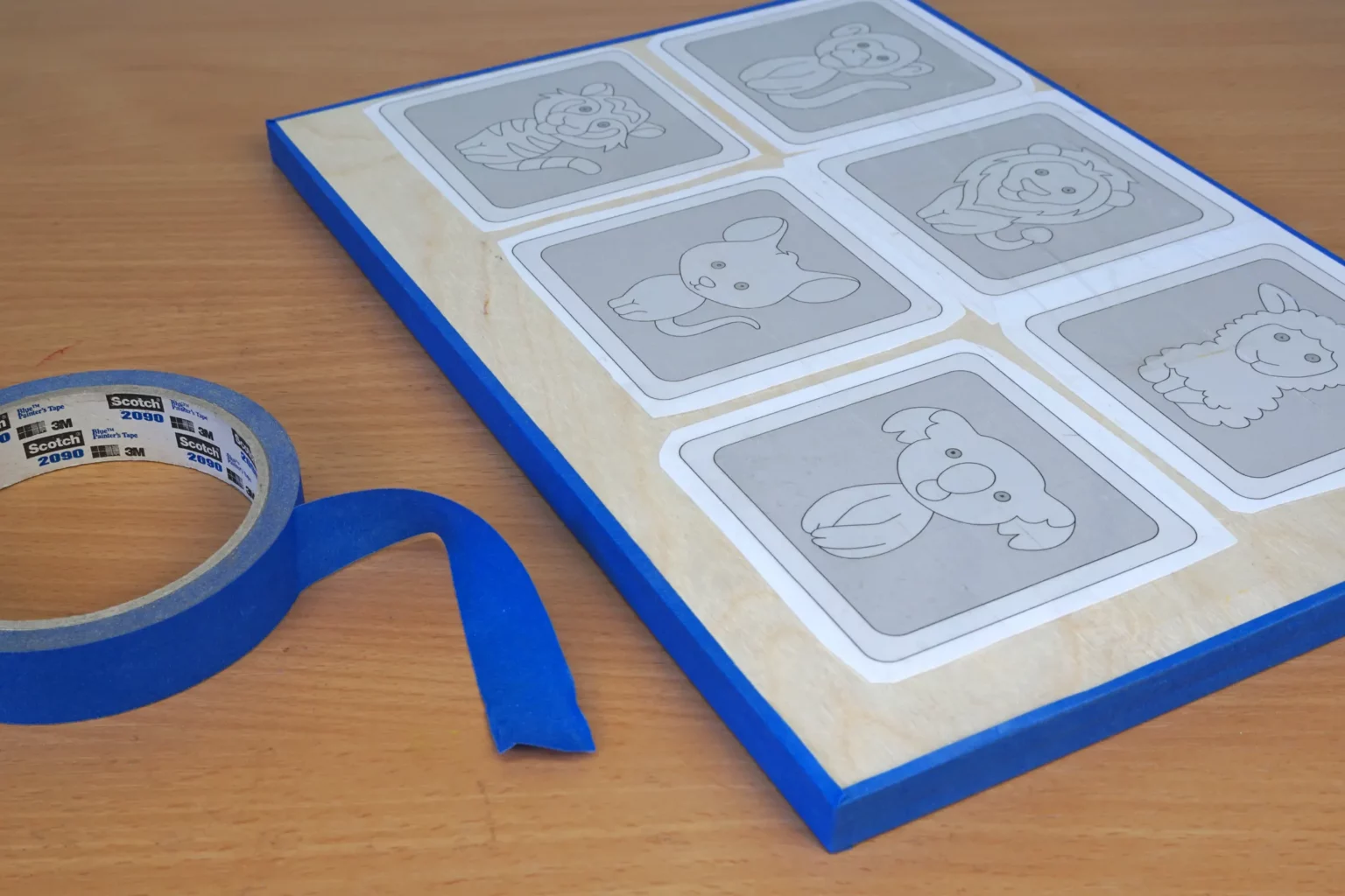 14-04-froehliches-tier-memory-spielzeug-laubsaege-dekupiersaege-vorlage-motivplatte-traegerplatte-blue-tape-stapel-fixieren-kanten
