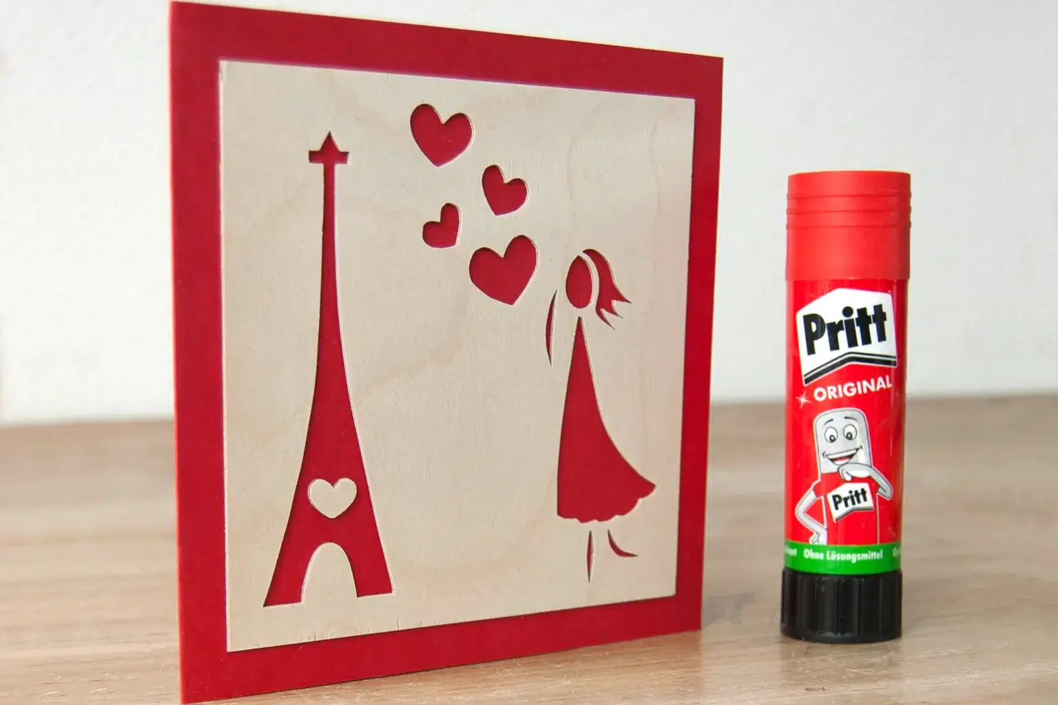 14-04-verliebt-in-paris-valentinstag-laubsaege-dekupiersaege-vorlage-motiv-auf-karte-aufkleben