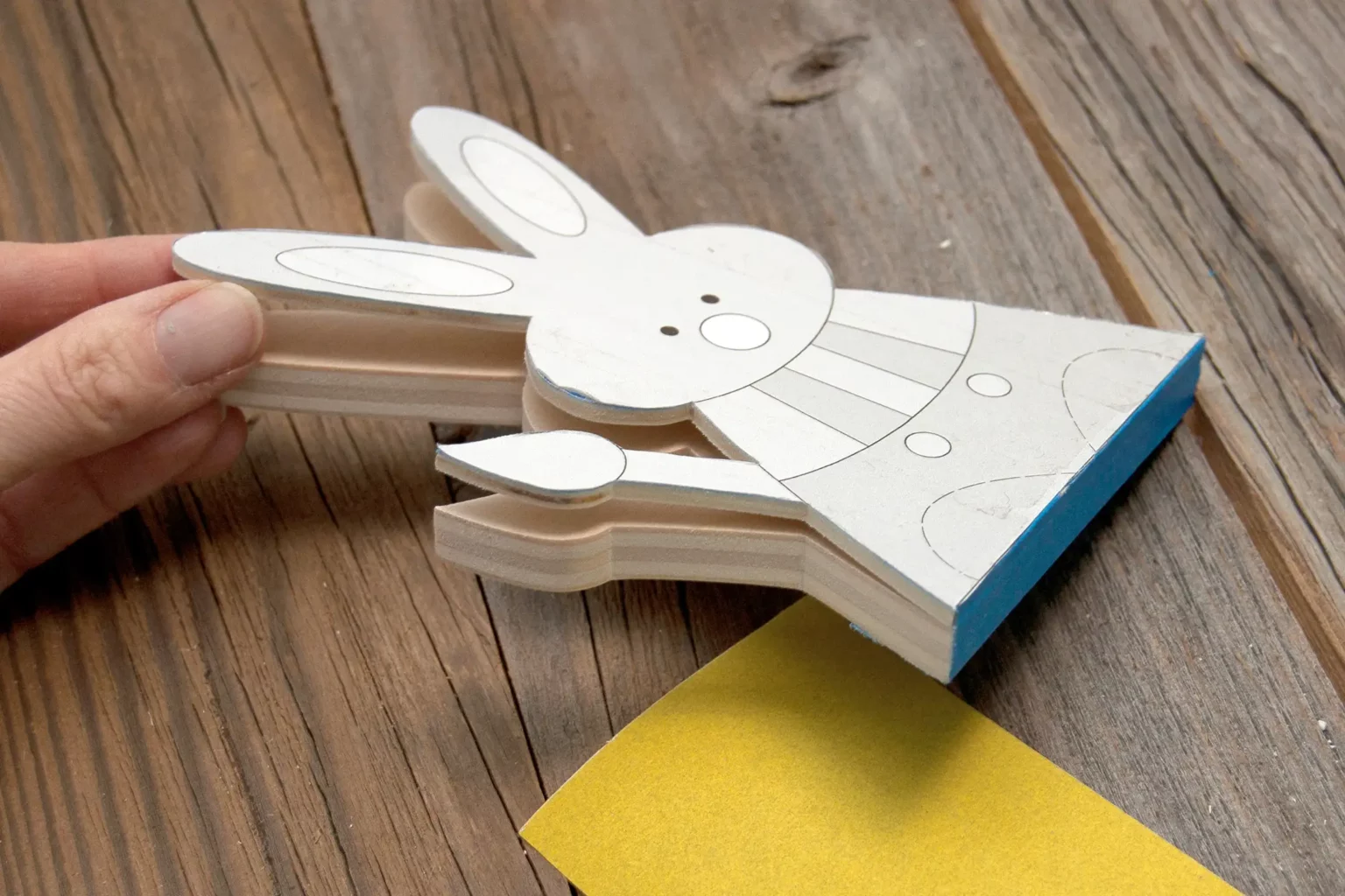 14-05a-kantenhocker-zu-ostern-deko-laubsaege-dekupiersaege-vorlage-stapel-kanten-schleifen-verputzen