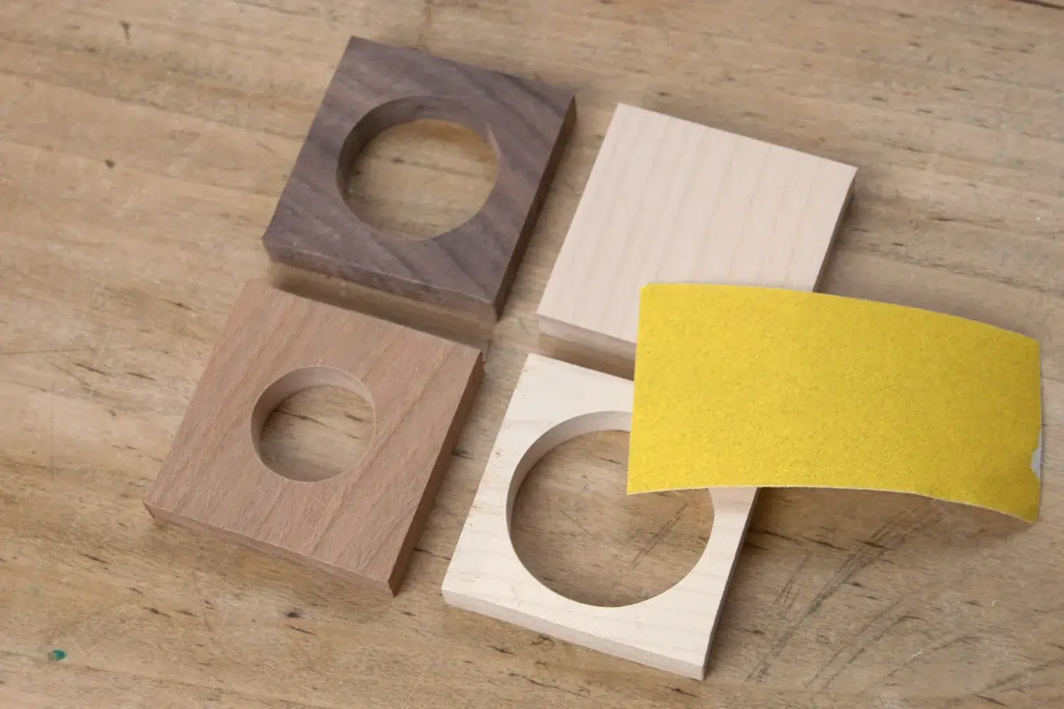 14-05a-moderne-eierbecher-kueche-laubsaege-dekupiersaege-vorlage-vorlagenpapier-abziehen-oberflaeche-kanten-schleifen-schleifpapier