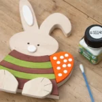 14-14-kantenhocker-zu-ostern-deko-laubsaege-dekupiersaege-vorlage-punkte-auftupfen-wattestaebchen-acrylfarbe-weiss