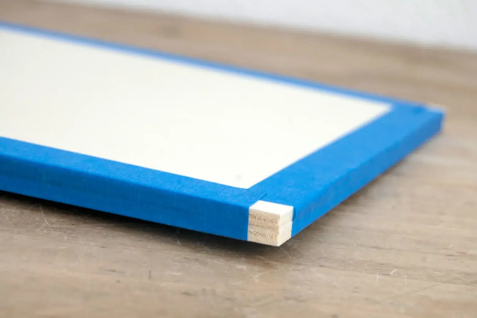 15-01-fleur-de-lis-kosmetiktuchspender-laubsaege-dekupiersaege-vorlage-sperrholz-blue-tape-stapel-fixieren-kanten