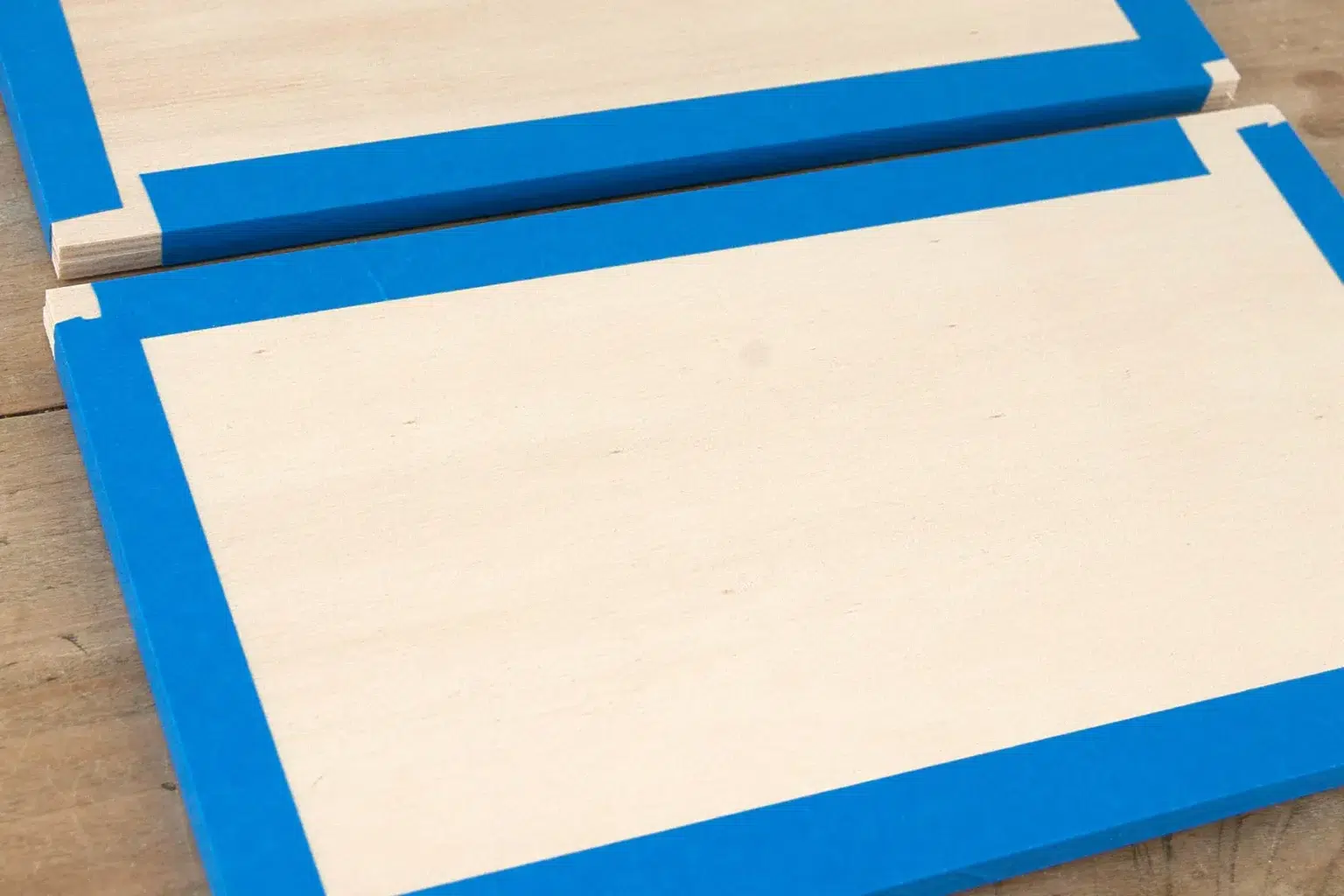 15-01-reise-in-die-toskana-boxen-laubsaege-dekupiersaege-vorlage-sperrholzplatten-blue-tape-stapel-fixieren-kante