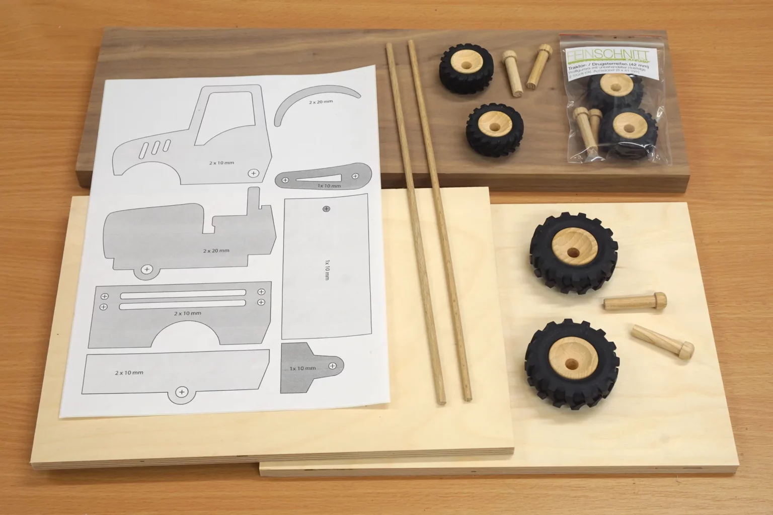 15-01-traktor-mit-anhaenger-spielzeug-laubsaege-dekupiersaege-vorlage-drucken-materialien-bereitlegen-massivholz-raeder