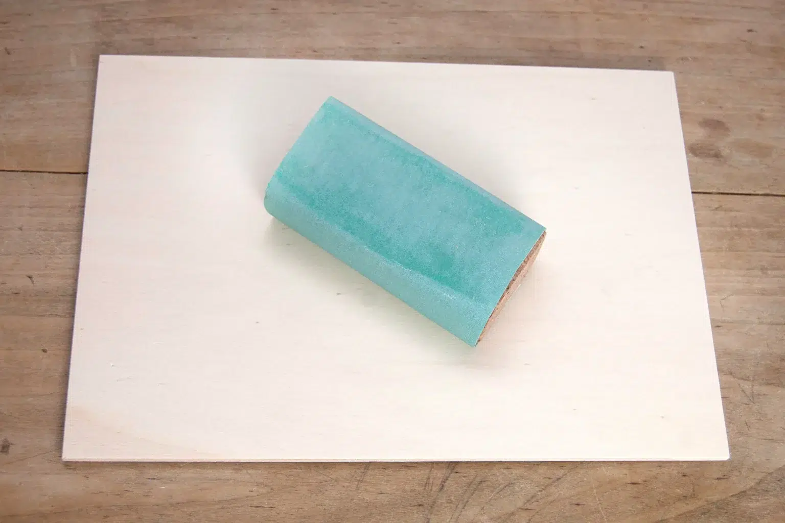 15-01a-guten-appetit-tablet-buch-halter-laubsaege-dekupiersaege-vorlage-sperrholz-oberflaeche-glaetten-schleifpapier-schleifblock