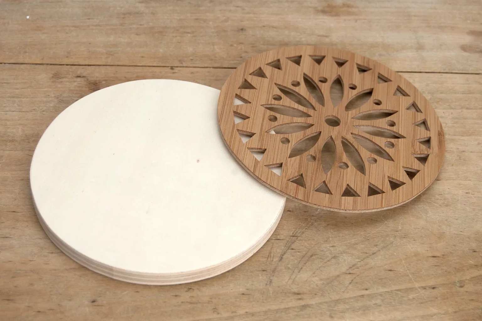 15-01a-mandala-blumen-dekostecker-laubsaege-dekupiersaege-vorlage-grundplatte-motivplatte-aussaegen