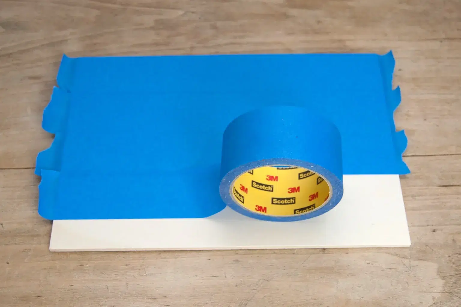 15-01b-guten-appetit-tablet-buch-halter-laubsaege-dekupiersaege-vorlage-sperrholz-oberflaeche-blue-tape-bekleben