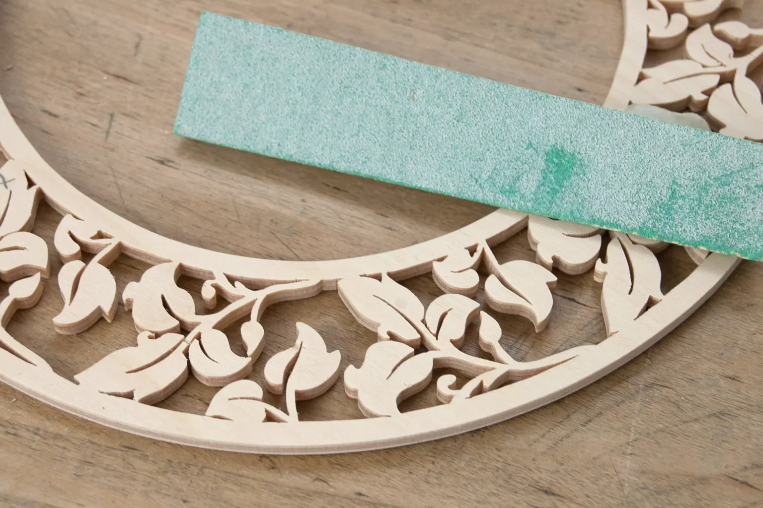 15-01b-mini-kreidetafel-deko-laubsaege-dekupiersaege-vorlage-rahmen-schleifen-verputzen-glaetten-schleifpapier