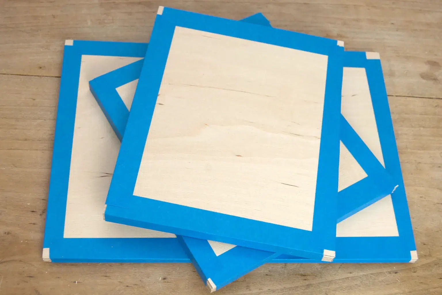 15-01b-rostige-kuehe-deko-laubsaege-dekupiersaege-vorlage-multiplex-platten-blue-tape-stapel-fixieren-kanten