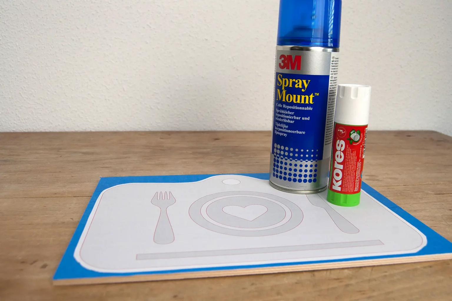 15-01c-guten-appetit-tablet-buch-halter-laubsaege-dekupiersaege-vorlage-zuschneiden-aukleben-spruehkleber-klebestift