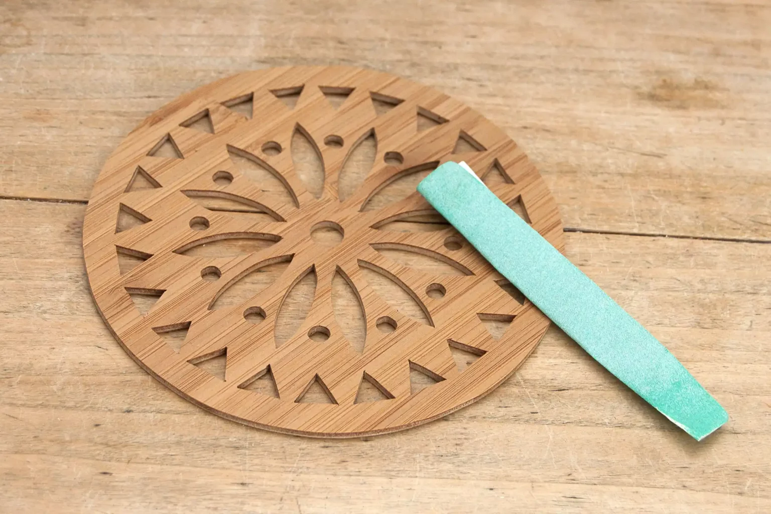 15-02-mandala-blumen-dekostecker-laubsaege-dekupiersaege-vorlage-verputzen-schleifen-glaetten-schleifpapier