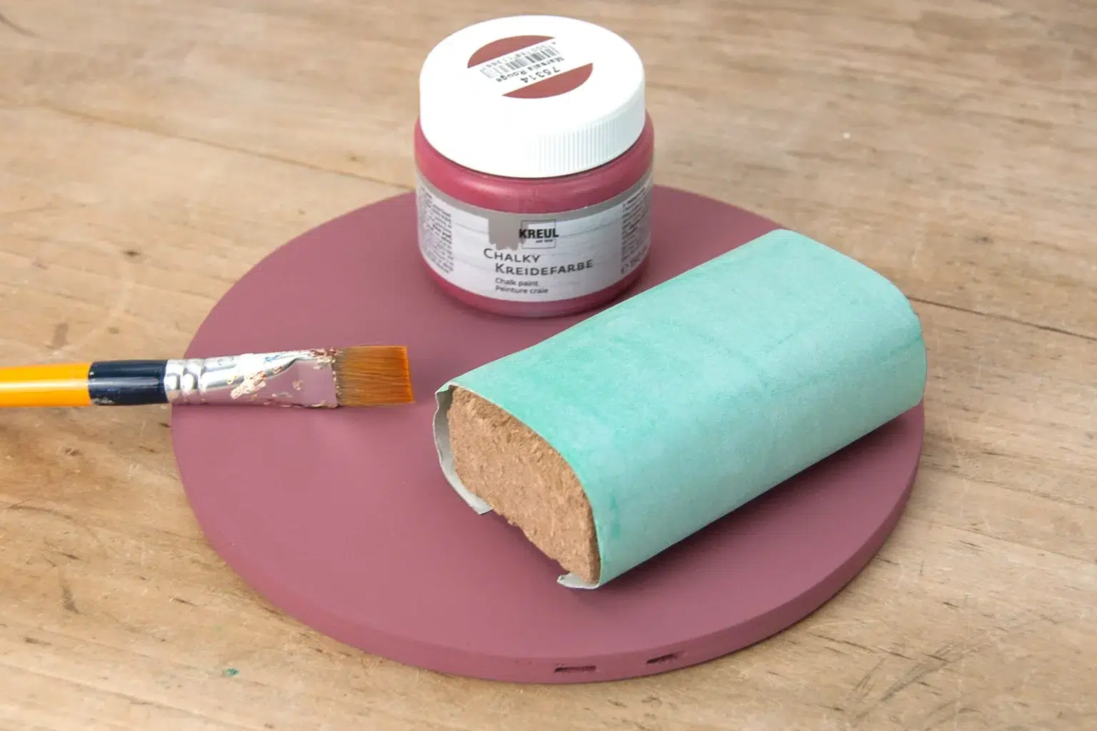 15-02-mini-kreidetafel-deko-laubsaege-dekupiersaege-vorlage-hintergrundplatte-bemalen-zweimal-kreidefarbe-chalky-schleifen