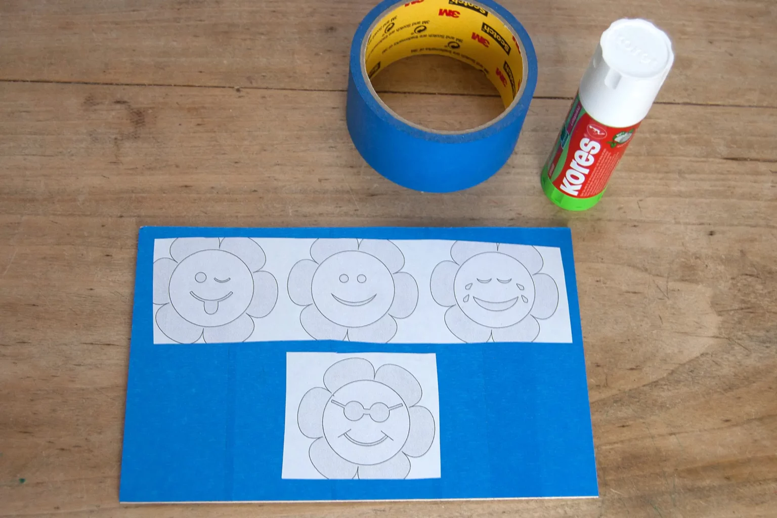 15-02a-gute-laune-blumen-deko-laubsaege-dekupiersaege-vorlage-sperrholz-blue-tape-oberflaeche-bekleben-vorlage-aufkleben-koepfe