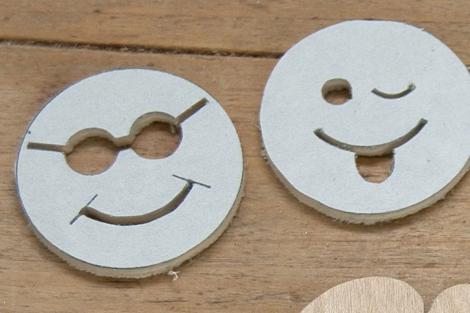 15-02c-gute-laune-blumen-deko-laubsaege-dekupiersaege-vorlage-koepfe-innenschnitte-aussenkontur-saegen