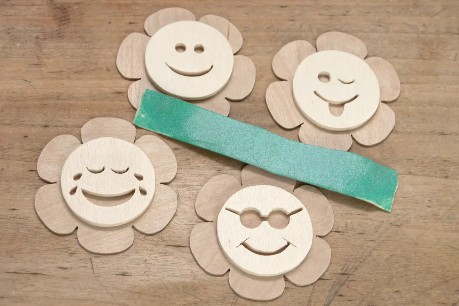 15-03-gute-laune-blumen-deko-laubsaege-dekupiersaege-vorlage-teile-verputzen-schleifen-glaetten-schleifpapier