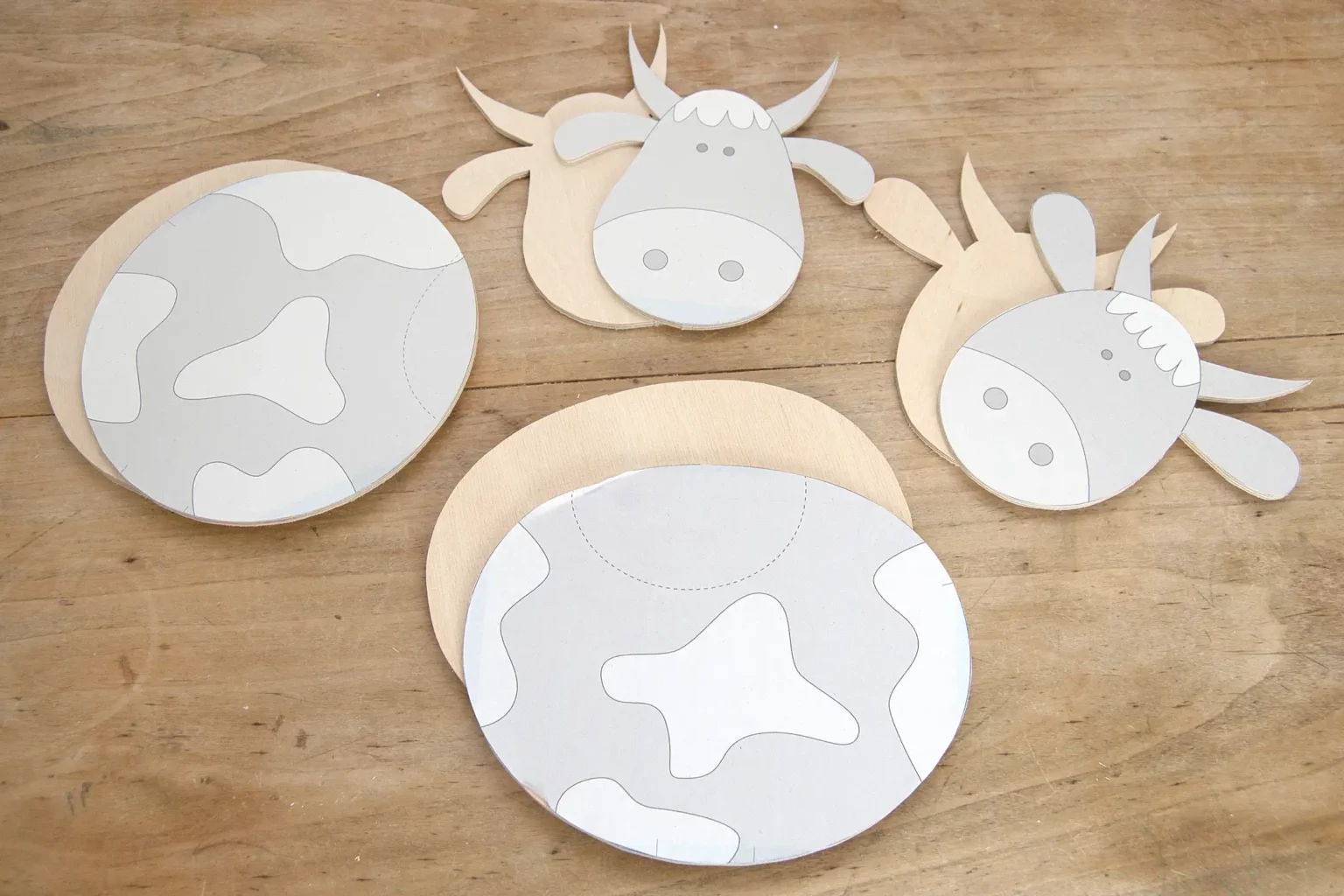 15-03-rostige-kuehe-deko-laubsaege-dekupiersaege-vorlage-aussenkontur-saegen-stapel-aufloesen