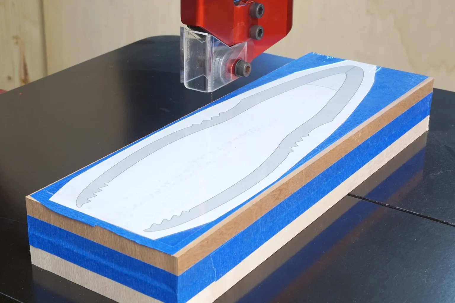 15-03-zange-aus-massivholz-kueche-laubsaege-dekupiersaege-vorlage-stape-blue-tape-oberflaeche-bekleben-vorlage-aufkleben