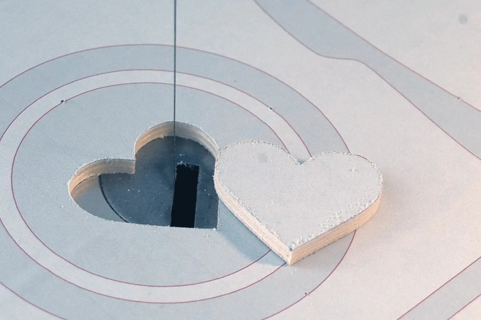 15-03a-guten-appetit-tablet-buch-halter-laubsaege-dekupiersaege-vorlage-innenschnitte-saegen-von innen-nach-aussen-arbeiten