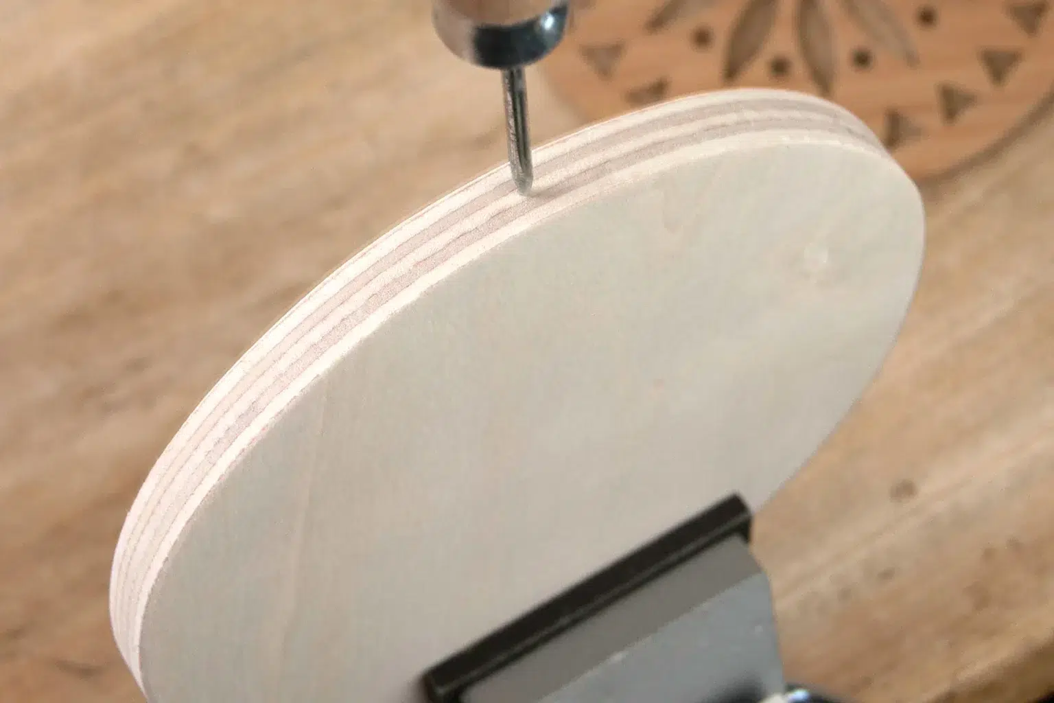 15-03a-mandala-blumen-dekostecker-laubsaege-dekupiersaege-vorlage-loch-fuer-rippenstahl-vorstechen-ahle-materialkante