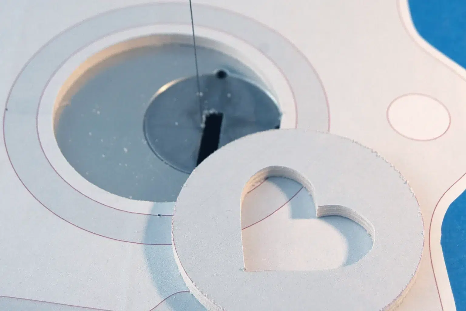 15-03b-guten-appetit-tablet-buch-halter-laubsaege-dekupiersaege-vorlage-innenschnitte-saegen-von innen-nach-aussen-arbeiten