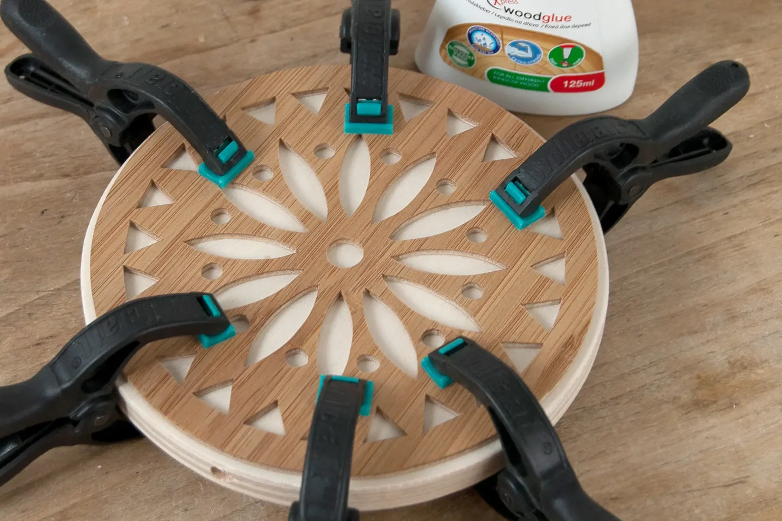 15-04-mandala-blumen-dekostecker-laubsaege-dekupiersaege-vorlage-grundplatte-motivplatte-verleimen-spannen-spannklemmen