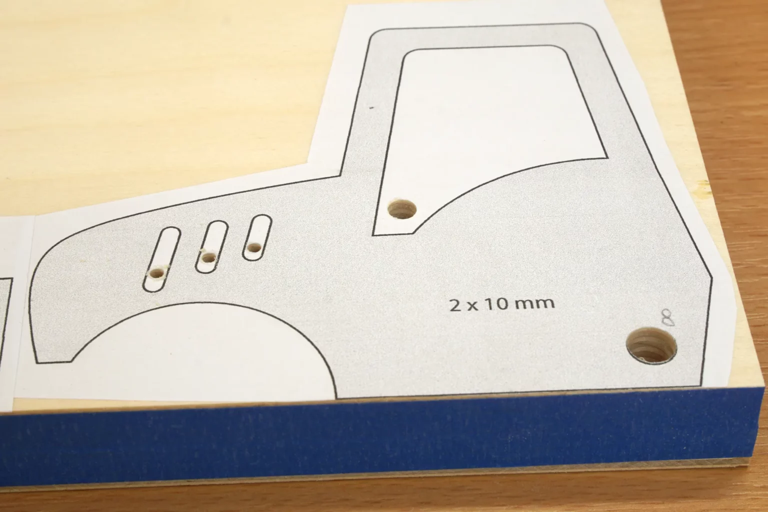 15-04-traktor-mit-anhaenger-laubsaege-dekupiersaege-vorlage-saegeblattdurchfuehrungen-loch-fuer-achsduebel-bohren