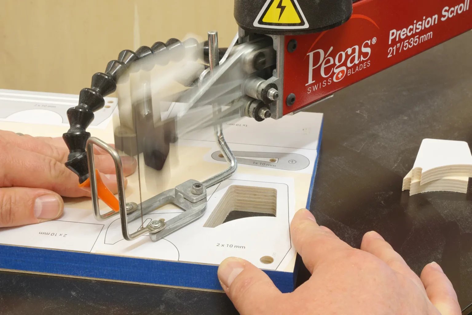 15-05-traktor-mit-anhaenger-spielzeug-laubsaege-dekupiersaege-vorlage-innenschnitte-saegen-sperrholz-stapel