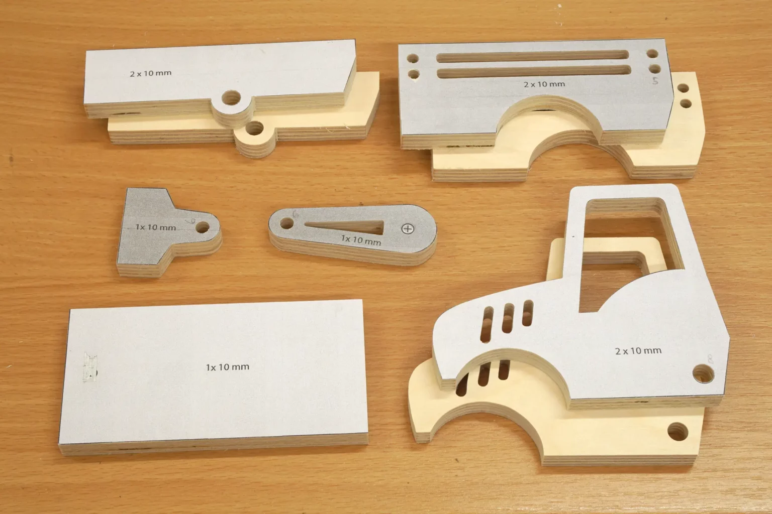 15-06-traktor-mit-anhaenger-spielzeug-laubsaege-dekupiersaege-vorlage-aussenkontur-saegen-teile-beiseitelegen