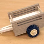 15-22-traktor-mit-anhaenger-spielzeug-laubsaege-dekupiersaege-vorlage-anhaenger-achsduebel-raeder-einkuerzen-einkleben