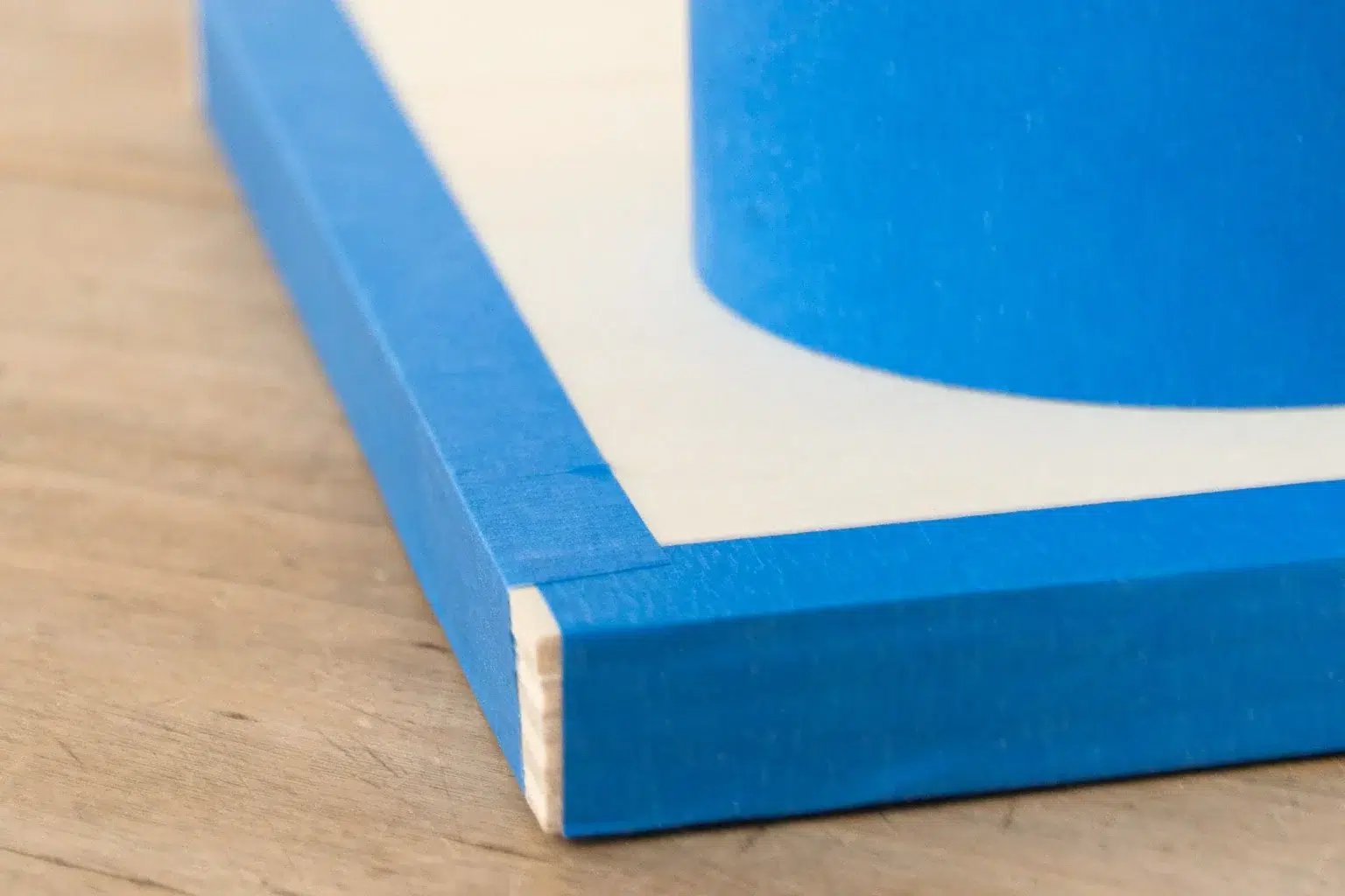 16-01-feldspaziergang-deko-laubsaege-dekupiersaege-vorlage-sperrholz-blue-tape-stapel-fixieren