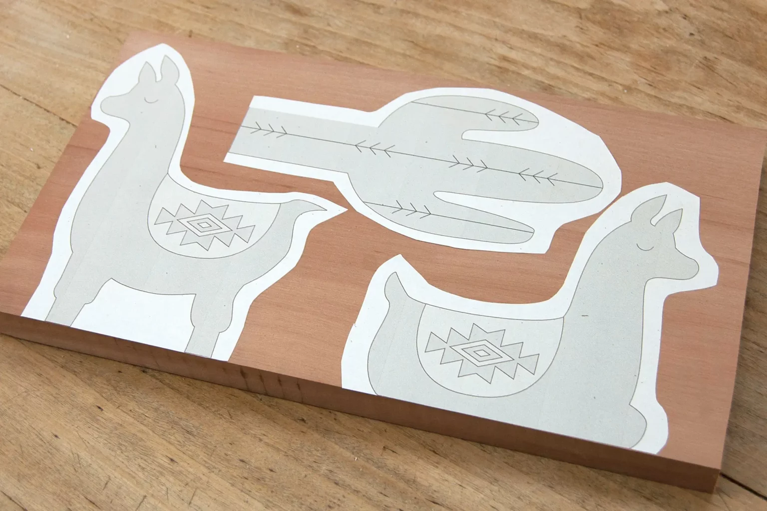 16-01b-chillende-lamas-aufsteller-deko-laubsaege-dekupiersaege-vorlage-vorlagenpapier-an-kante-ansetzen-aufkleben-massivholz