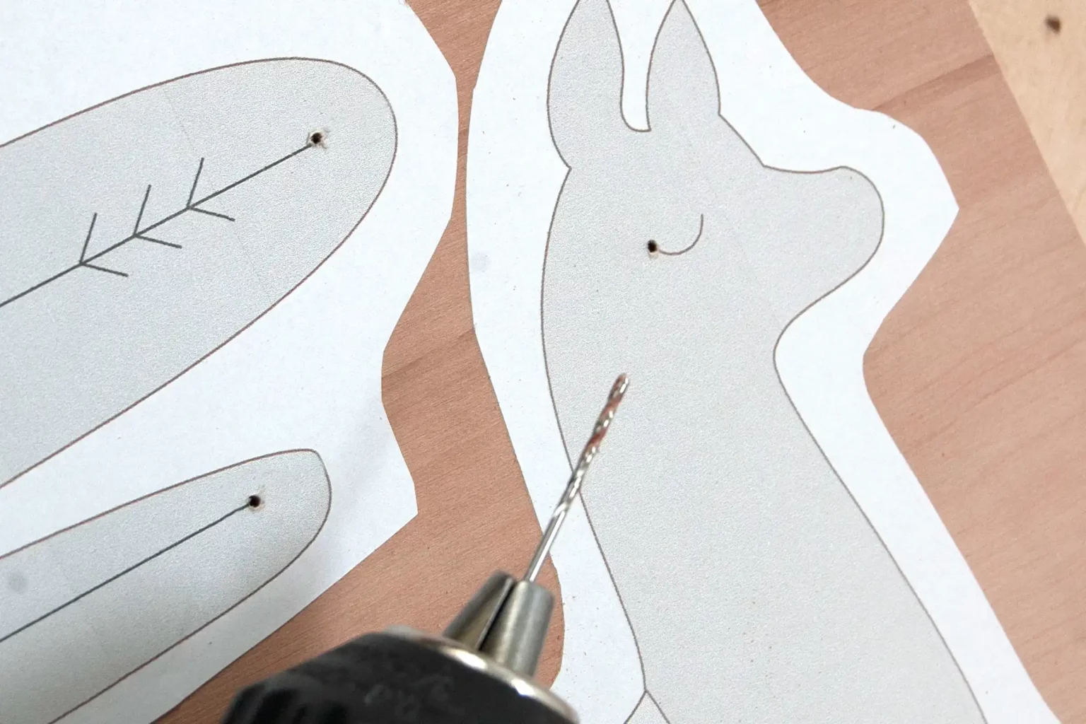 16-02-chillende-lamas-aufsteller-deko-laubsaege-dekupiersaege-vorlage-saegblattdurchfuehrungen-bohren-massivholz