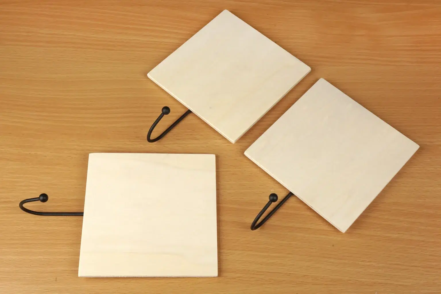 16-02-garderobenhaken-deko-laubsaege-dekupiersaege-vorlage-vorgefertige-garderobenhaken-grundplatte-traegerplatte