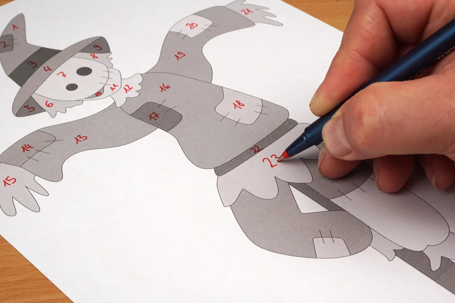 16-02-vogelscheuche-intarsie-deko-laubsaege-dekupiersaege-volage-teile-durchnummerieren