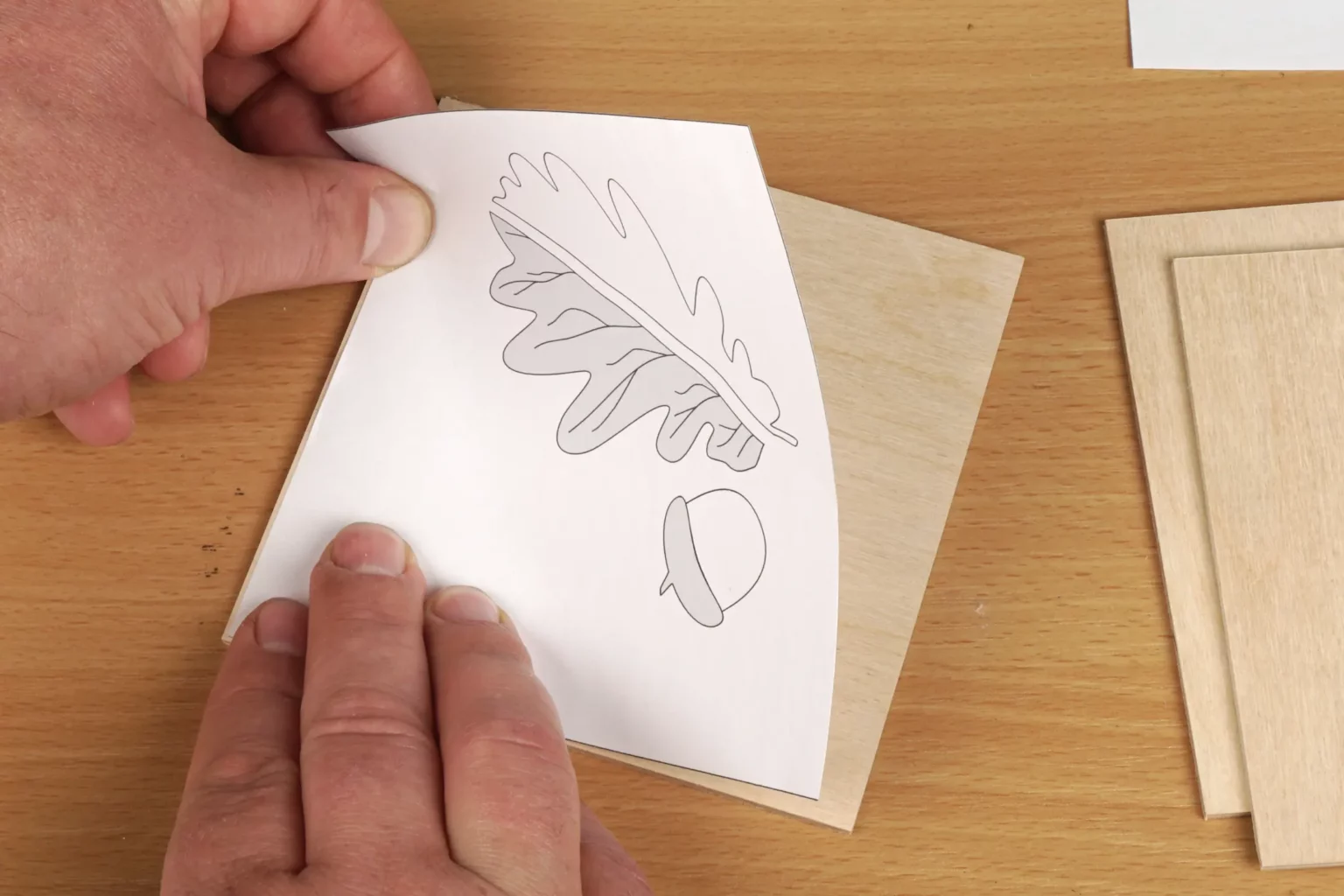 16-04-garderobenhaken-deko-laubsaege-dekupiersaege-vorlage-auf-sperrholz-aufbringen-ecke-ankleben