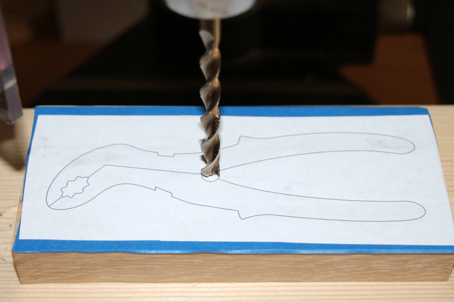 16-04-klammerwerkzeuge-deko-laubsaege-dekupiersaege-vorlage-bohrung-spiralfederaufnahme