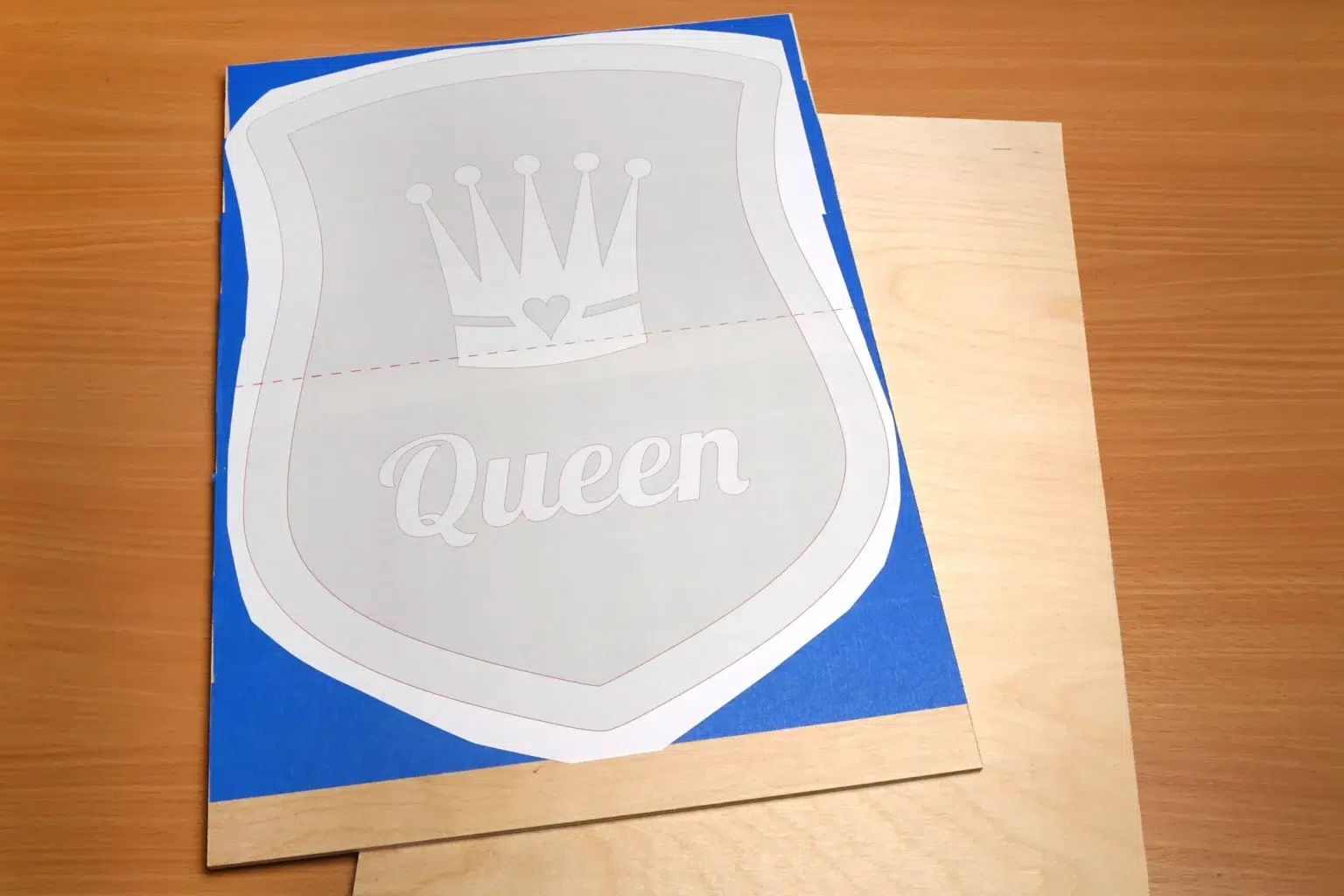 16-04a-ritterspiele-spielzeuge-kinder-laubsaege-dekupiersaege-vorlage-sperrholzplatten-uebereinanderlegen