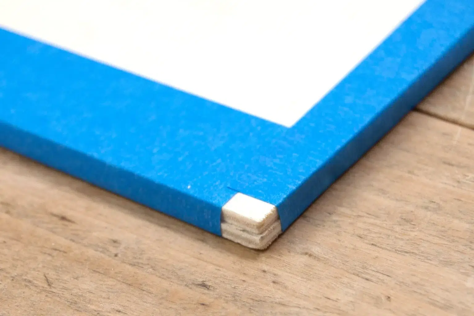 16-04b-chillende-lamas-aufsteller-deko-laubsaege-dekupiersaege-vorlage-sperrholz-blue-tape-stapel-fixieren-kanten