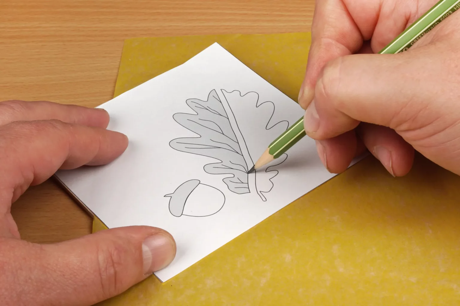 16-05-garderobenhaken-deko-laubsaege-dekupiersaege-vorlage-transferpapier-einlegen-graues-motiv-uebertragen