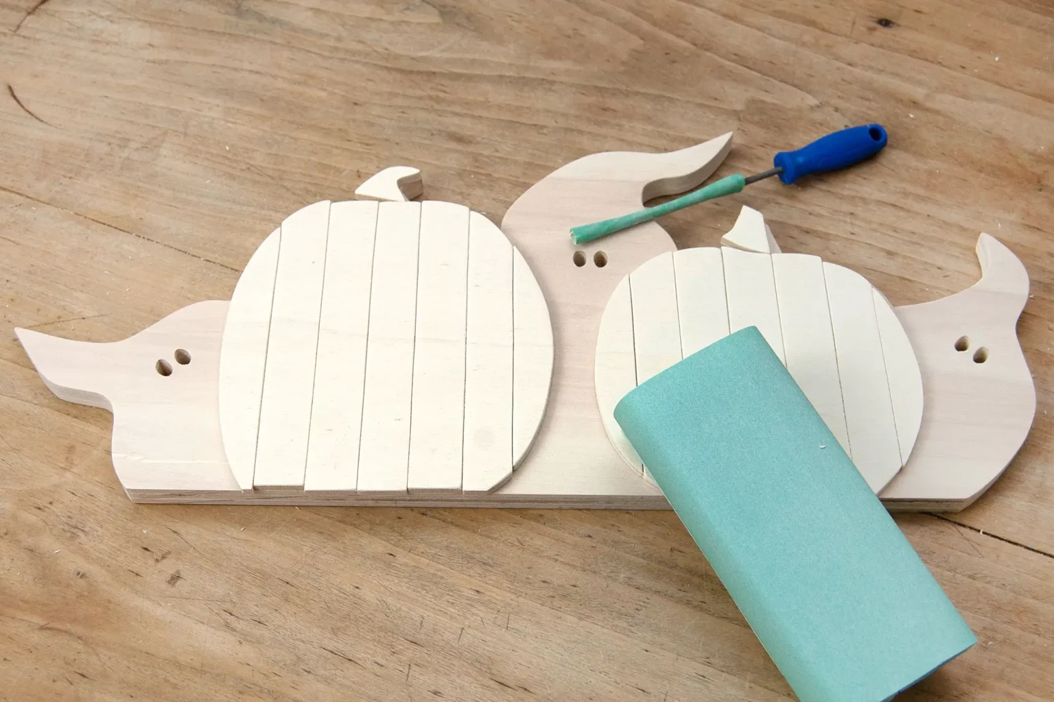 16-06-geisterstunde-halloween-kuerbisse-laubsaege-dekupiersaege-vorlage-schleifen-verputzen-schleifpaier