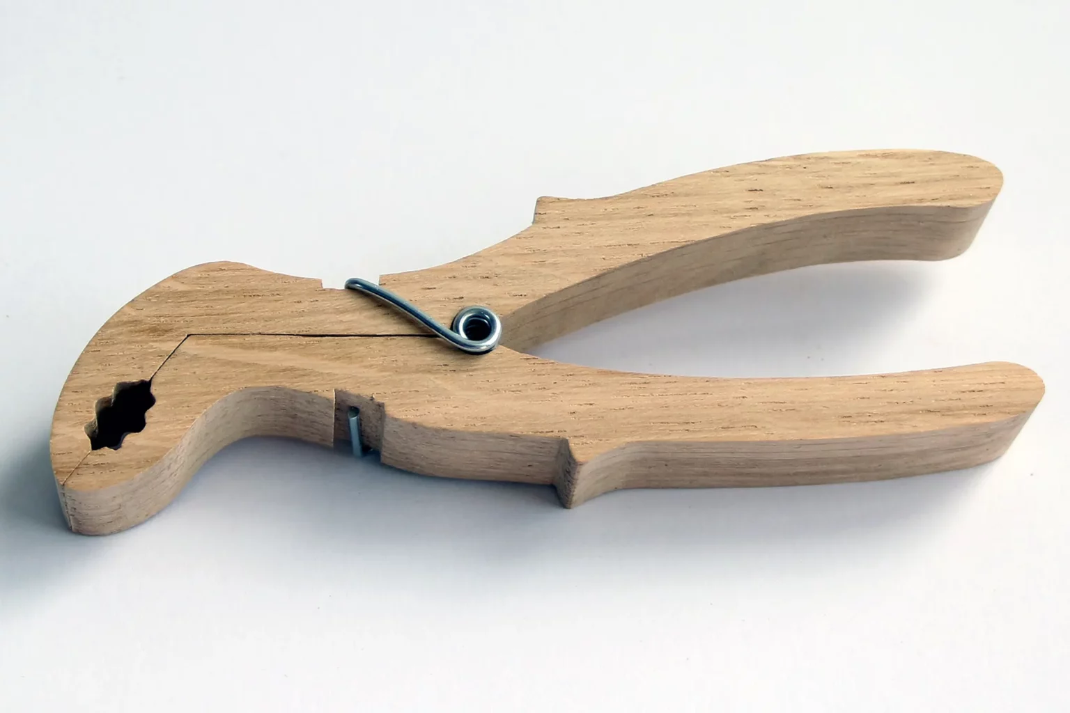 16-06-klammerwerkzeuge-deko-laubsaege-dekupiersaege-vorlage-klammer-einsetzen-passung-pruefen