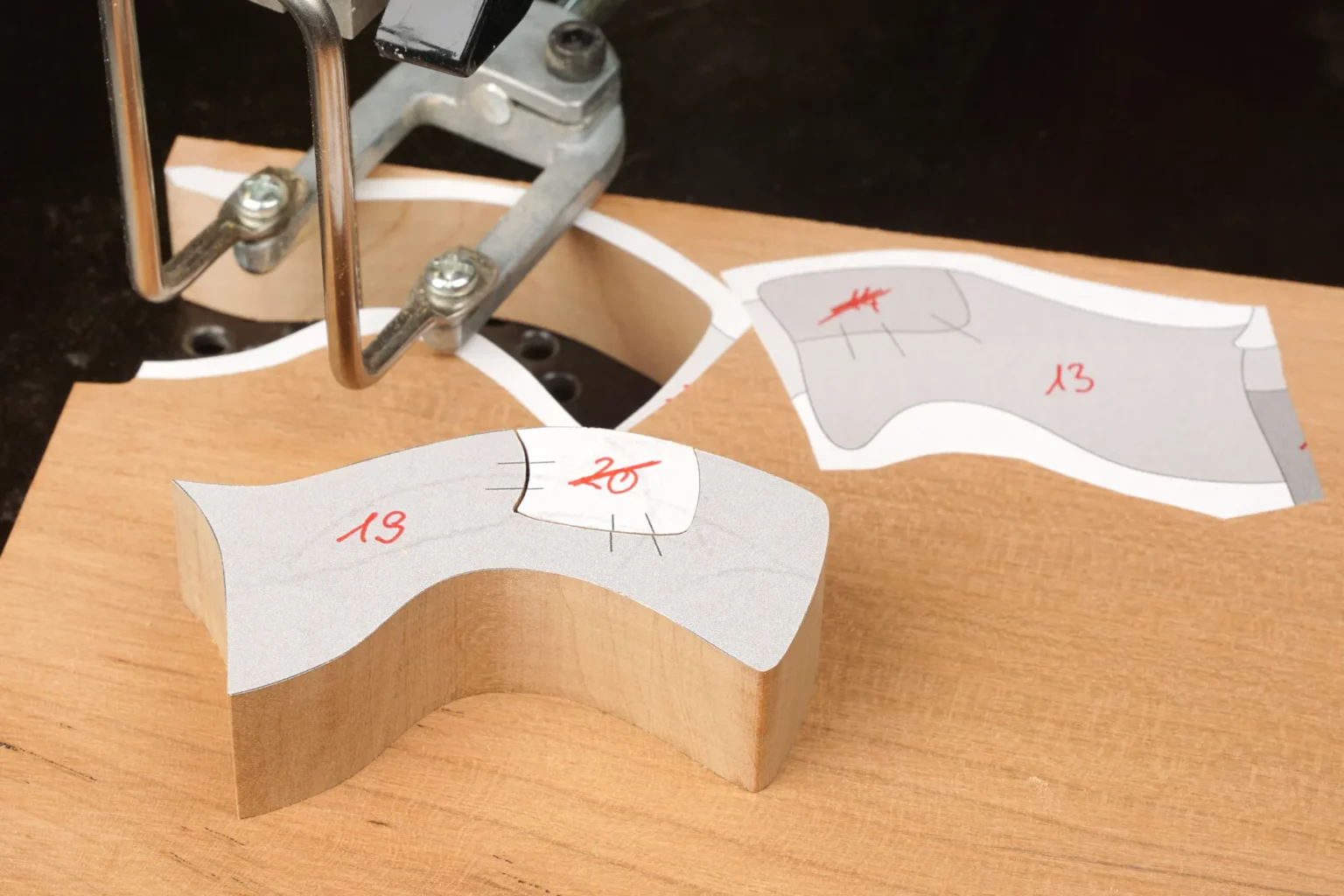 16-06-vogelscheuche-intarsie-deko-laubsaege-dekupiersaege-volage-elemente-behutsam-ausschneiden