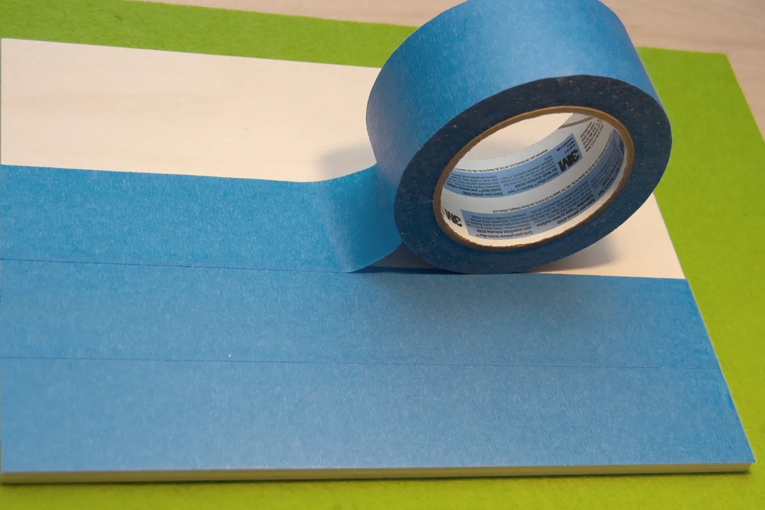 10-00b-blumenwiese-puzzle-spielzeug-laubsaege-dekupiersaege-vorlage-sperrholzplatten-oberflaeche-bekleben-blue-tape