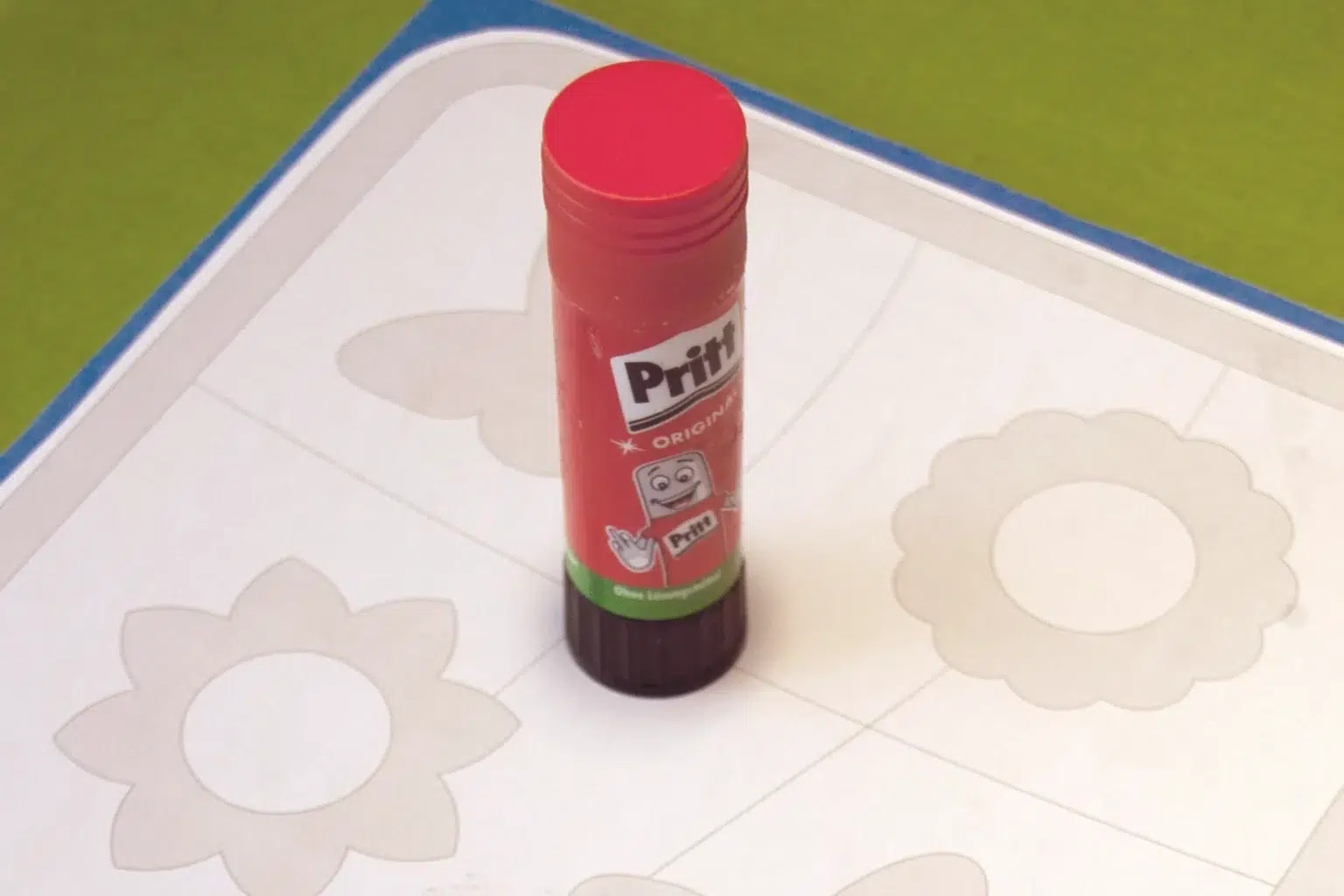 10-00c-blumenwiese-puzzle-spielzeug-laubsaege-dekupiersaege-vorlage-aufkleben-klebestift