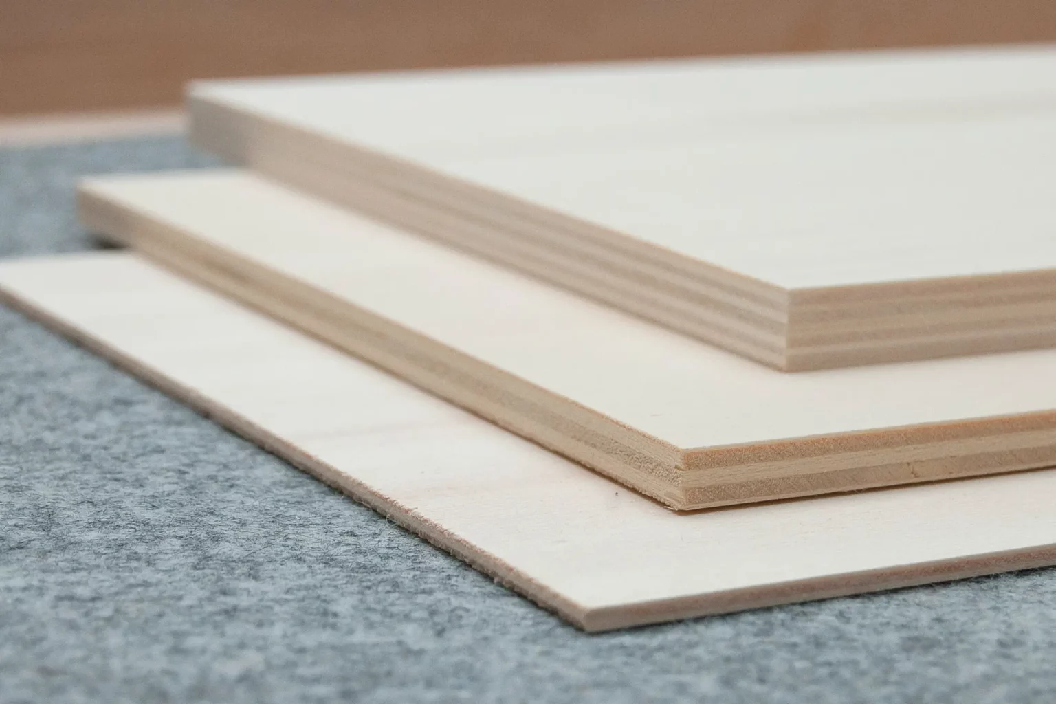 10-01-blumenwiese-puzzle-spielzeug-laubsaege-dekupiersaege-vorlage-sperrholzplatten-bereitlegen